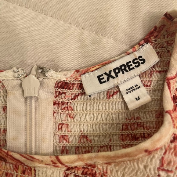 Express puff sleeve. Very cute.  Zip closure on back. Size M - Picture 4 of 5